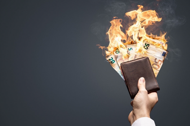 Brennende Brieftasche als Zeichen für Geldverschwendung durch Google Ads