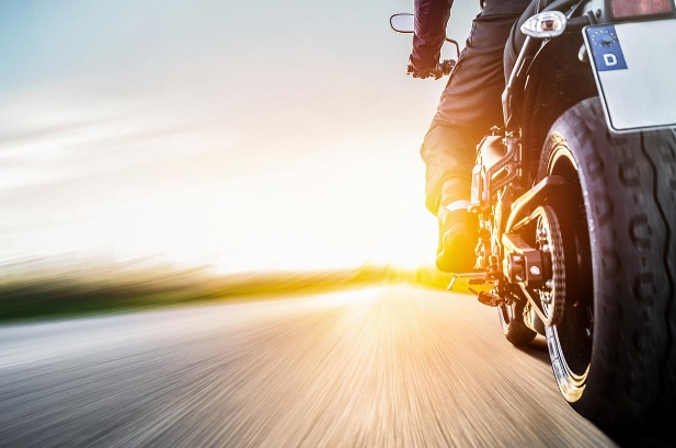 Nachaufnahme eines fahrenden Motorrads als Zeichen für Geschwindigkeit