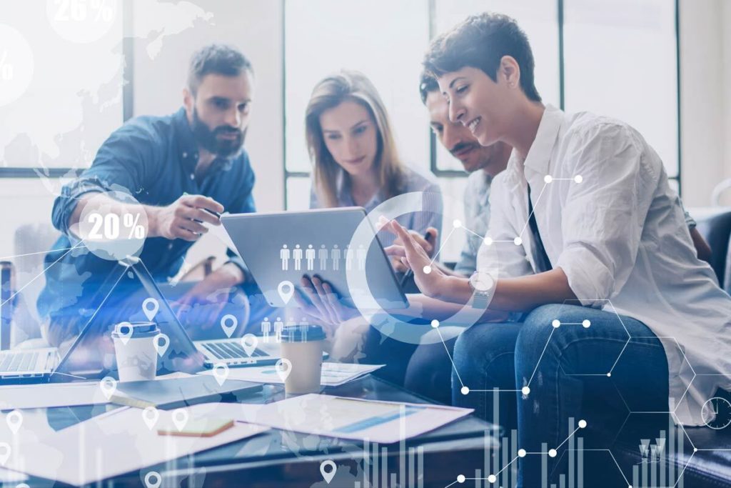 Menschen, die auf einen Bildschirm schauen und Google Jobs nutzen, um eine neue Stelle zu finden