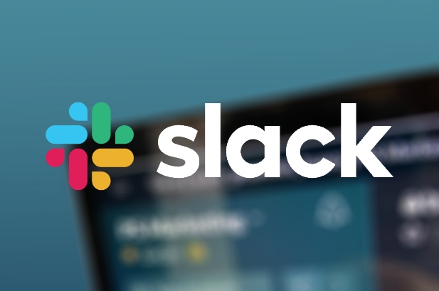 offenes slack programm auf laptop bildschirm mit slack logo im vordergrund