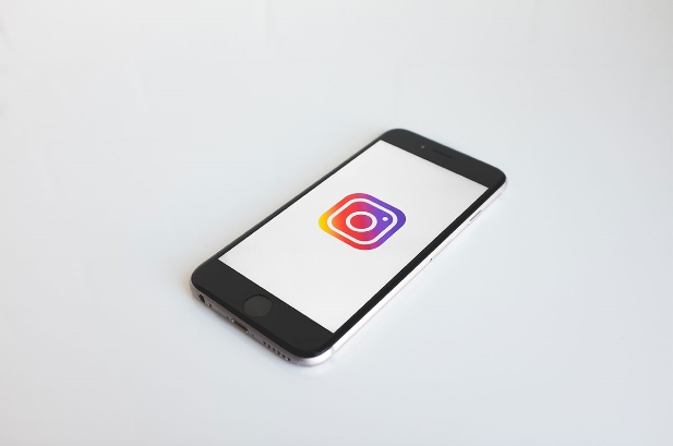 smartphone auf weißem hintergrund mit instagram logo