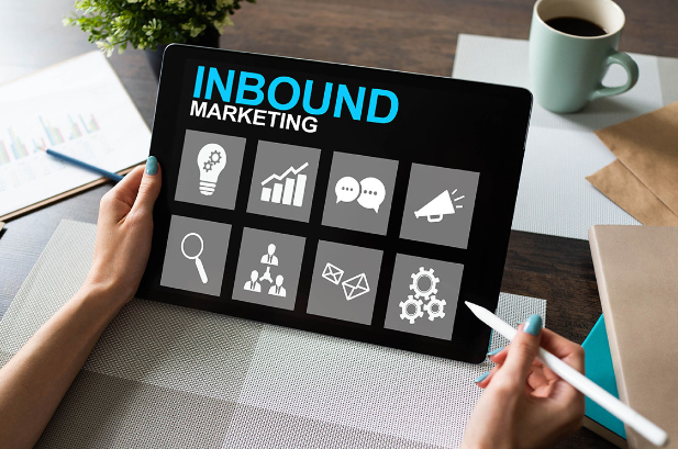 tablet auf schreibtisch mit inbound marketing icons