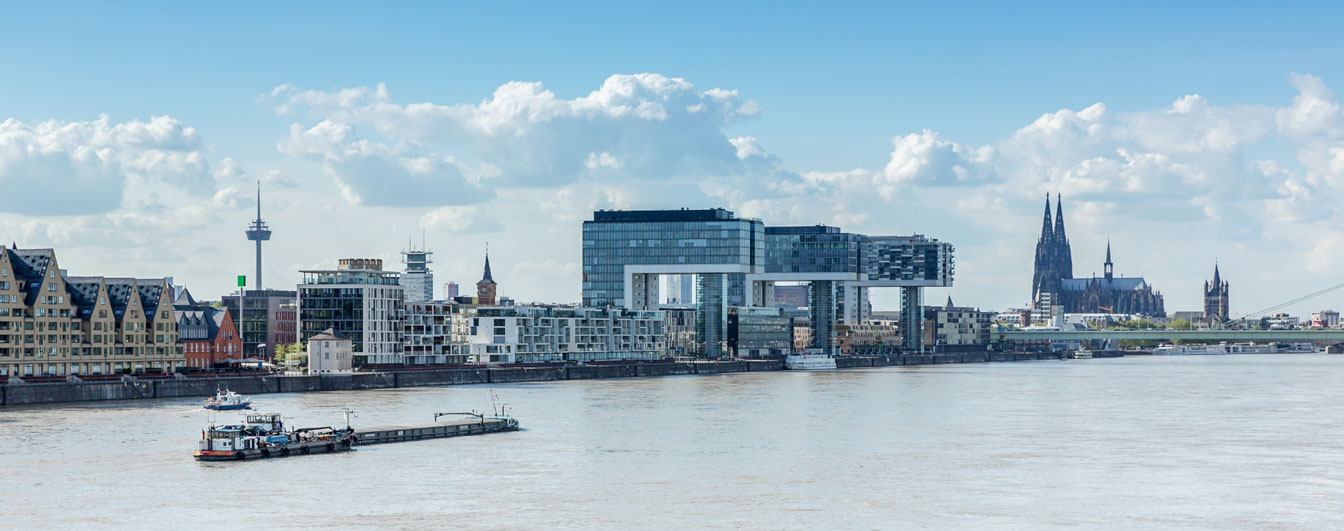 Skyline Köln mit Rhein, Kranhäusern und Dom