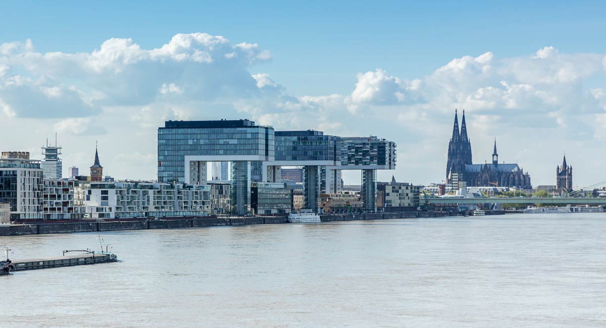 Skyline Köln mit Kranhäusern und Dom