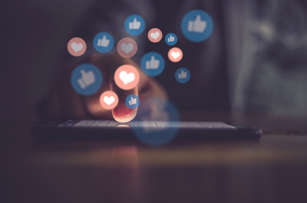 Social Media Icons, die von einem Handy aus nach oben in die Luft schweben