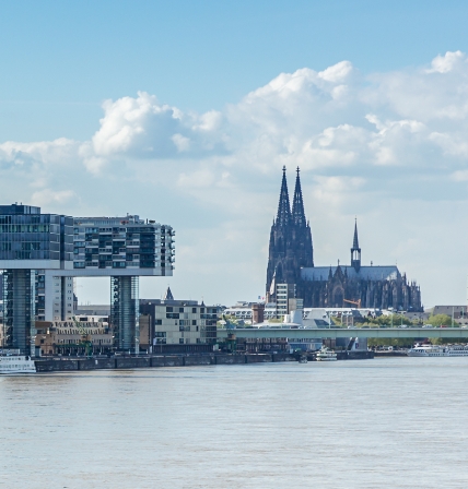 Kölner Skyline mit Rhein, Kranhäusern und Dom