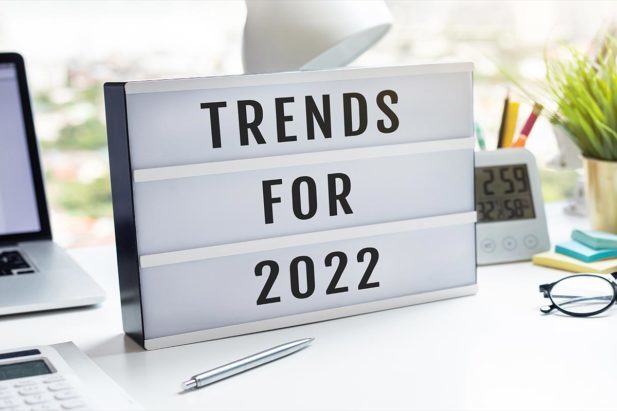 Leuchtkasten auf einem Schreibtisch, der die Online Marketing Trends 2022 präsentiert