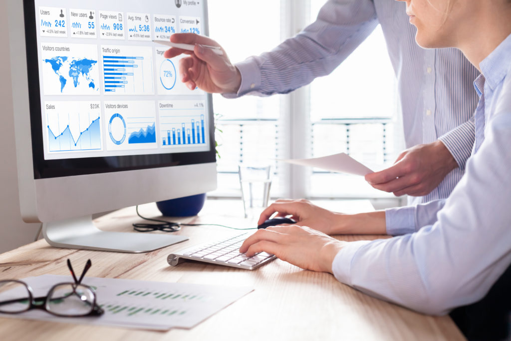 2 Personen analysieren am Computer die Performance Ihrer Instagram Story