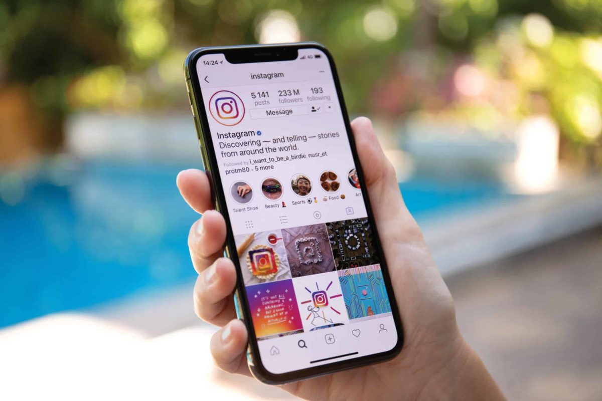 Smartphone auf dem die Instagram App geöffnet wurde, um eine Instagram Story zu erstellen