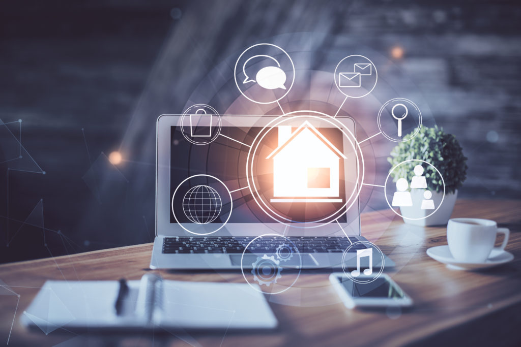 Laptop, der als digital Workplace zu Hause fungiert und alles miteinander vernetzt