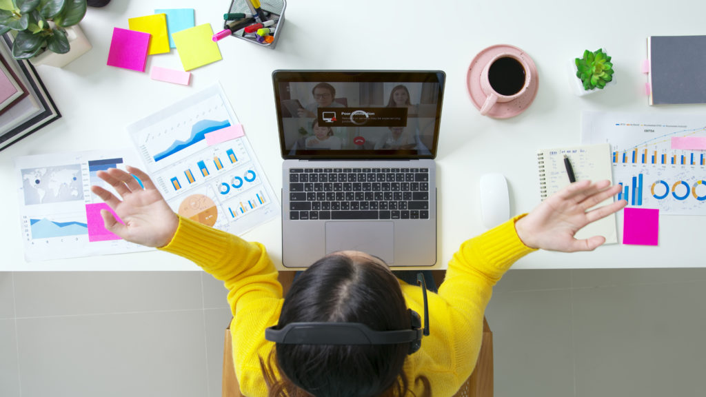 Frau, die sich zu Hause einen Digital Workplace eingerichtet hat und nun mit Verbindungsproblemen kämpft