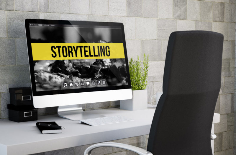 Computer mit der Aufschrift "Storytelling" auf einem Schreibtisch