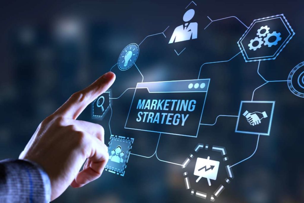 Mann, der seine Marketing Strategy überarbeitet und dabei Paid, owned und earned Media einsetzt