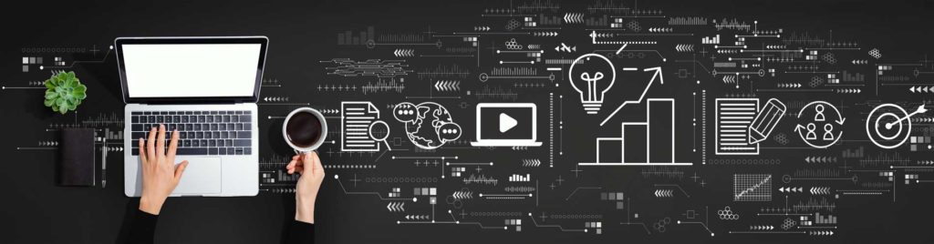 Person, die an einem Laptop sitzt und gerade ihre ersten Schritte im Online Marketing macht