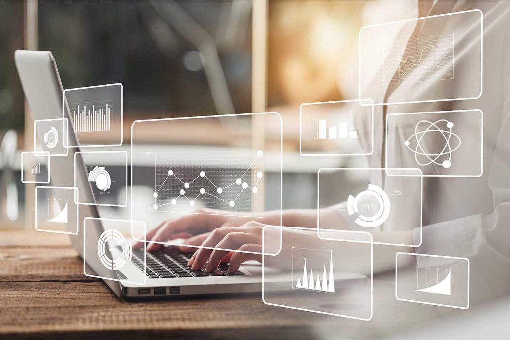laptop-mit-händen-und-online-marketing-grafiken