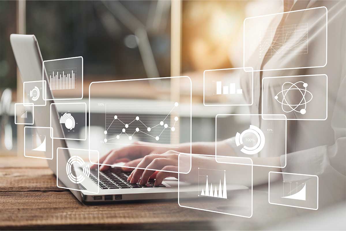 Online-Marketing-Grafiken mit Laptop im Hintergrund
