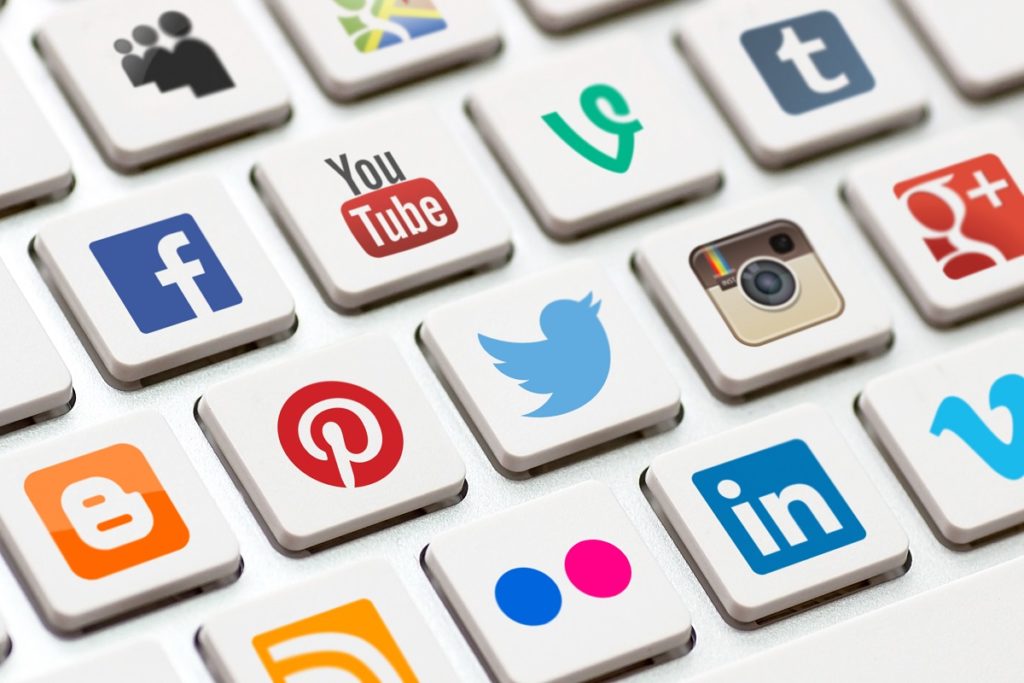 Tastatur mit Icon von verschiedenen Social Media Plattformen