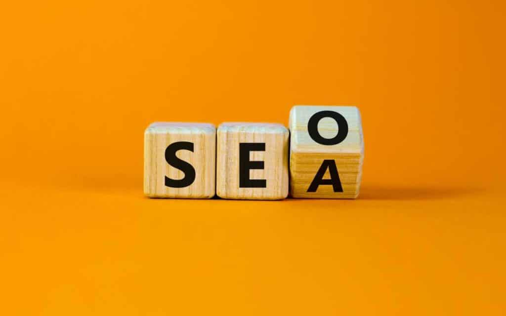 Holzwürfel mit der Aufschrift SEO und SEA