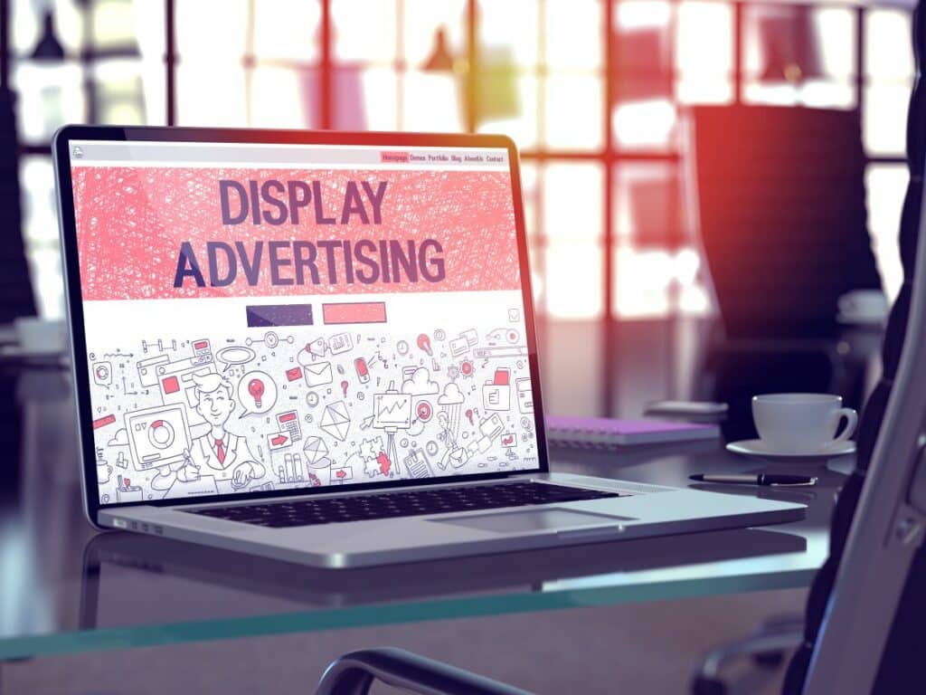 Laptop, auf dem ein Beitrag zum Thema "Display Advertising" geöffnet ist