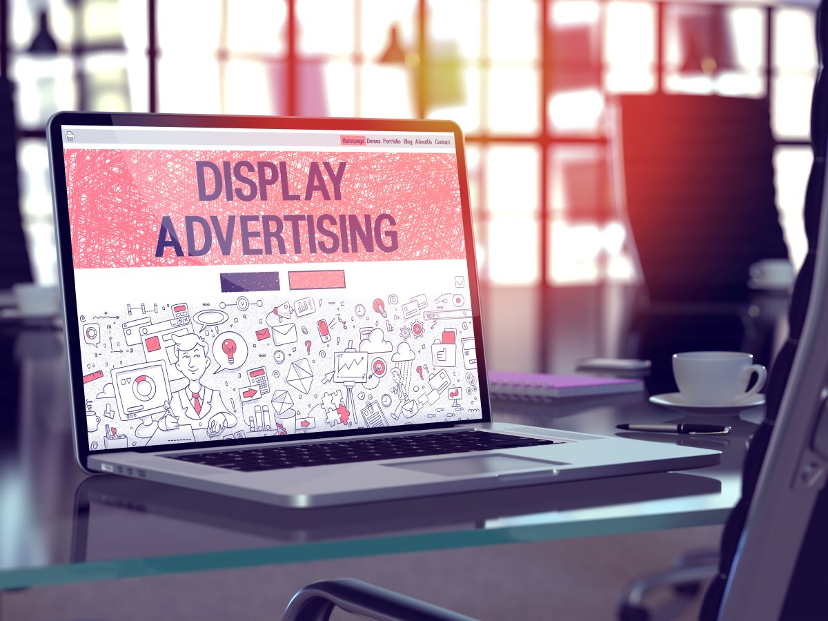 Laptop, auf dem ein Beitrag zum Thema "Display Advertising" geöffnet ist
