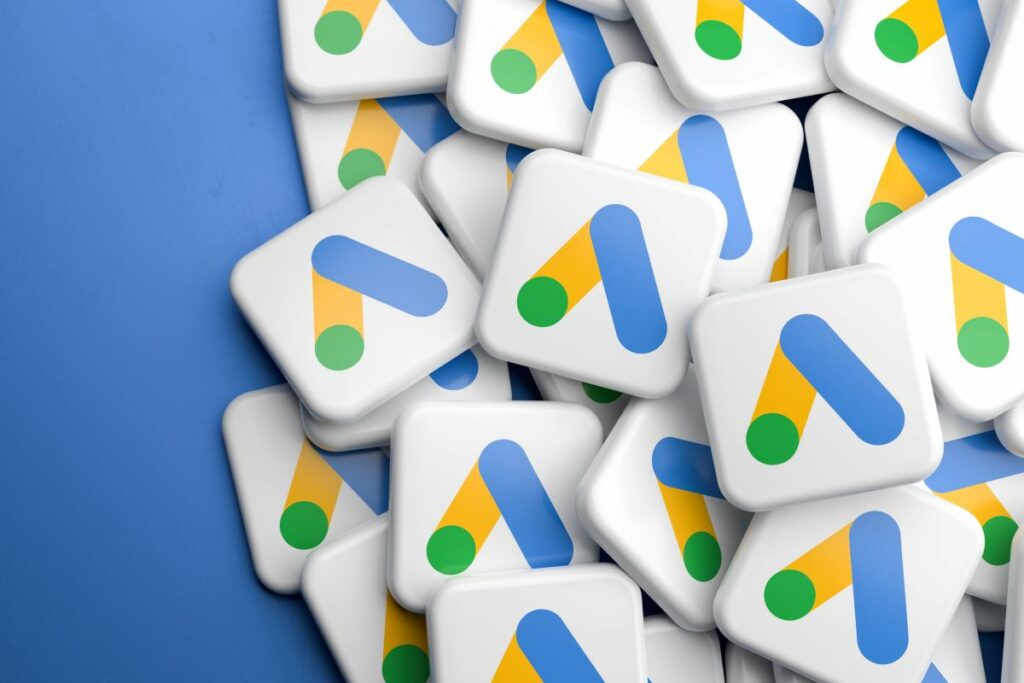 Logos von Google Ads vor blauem Hintergrund