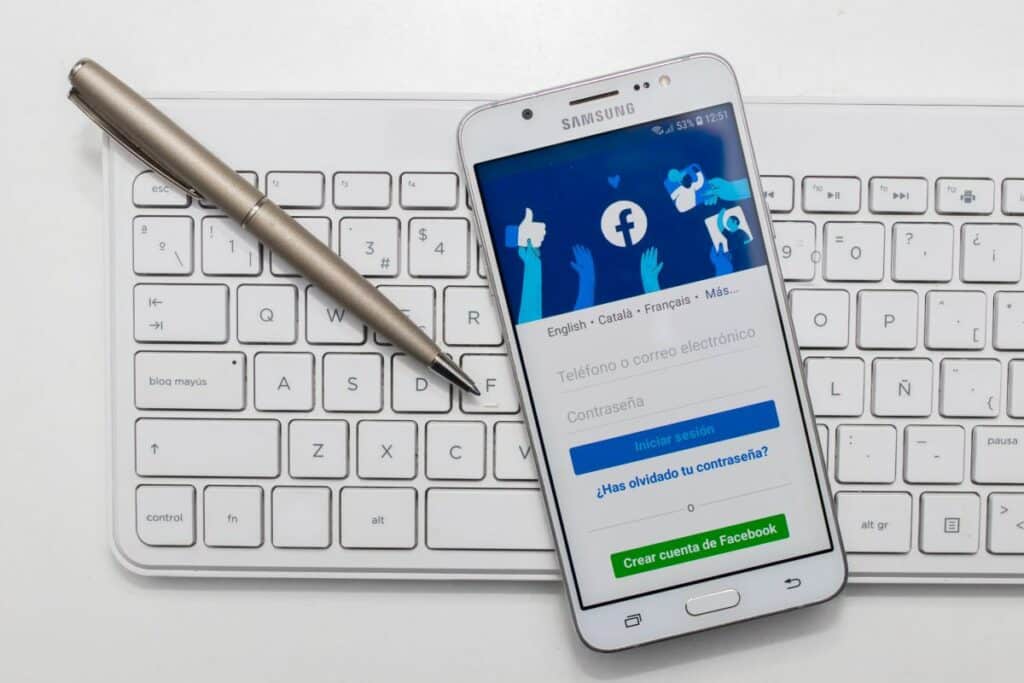 tastur-mit-smartphone-und-facebook-login
