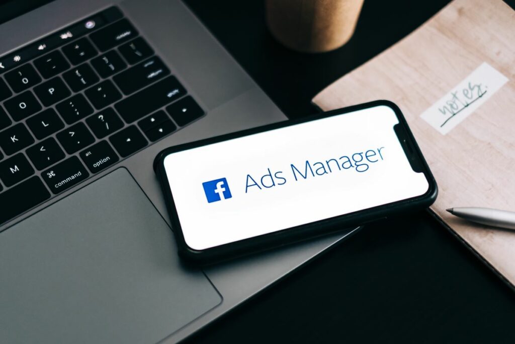 facebook-ads-anzeigenformate-manager-app-auf-smartphone