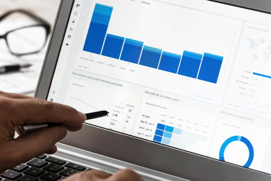 google-ads-2023-performance-reporting-auf-laptop