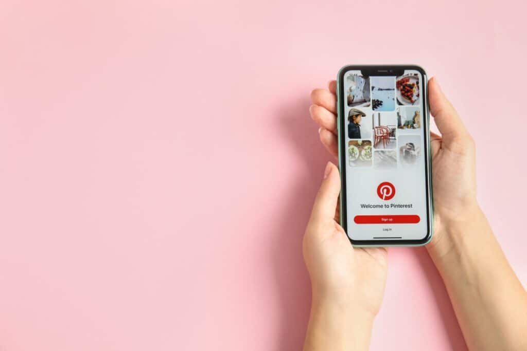 smartphone-login-bei-pinterest-app