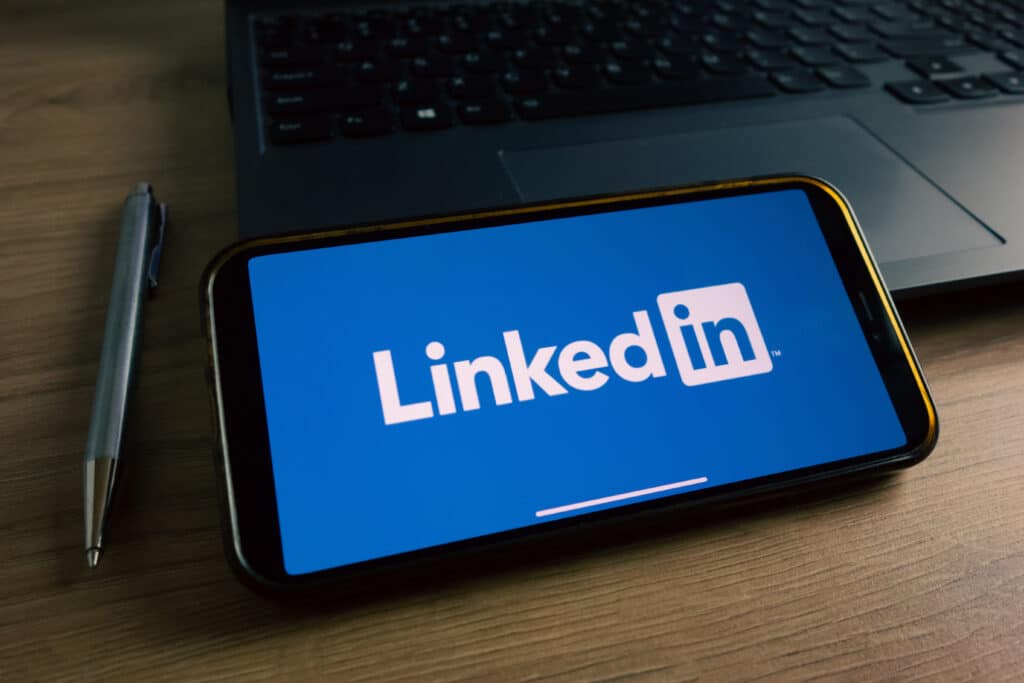 linkedin-ads-logo-auf-handy
