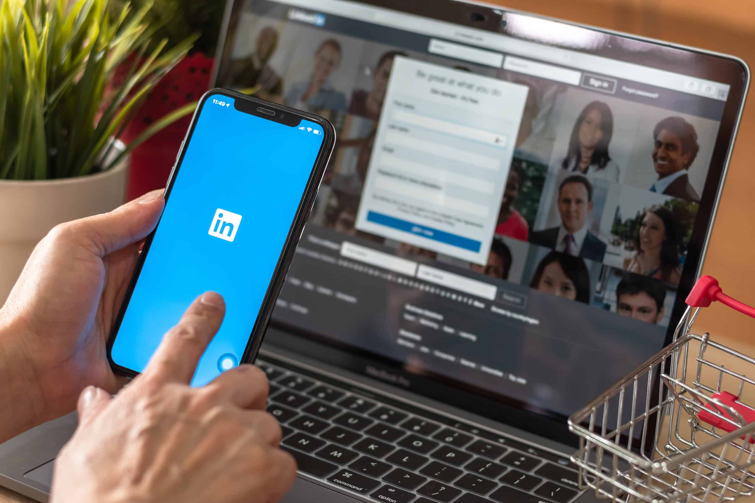 linkedin-app-am-handy-und-am-laptop