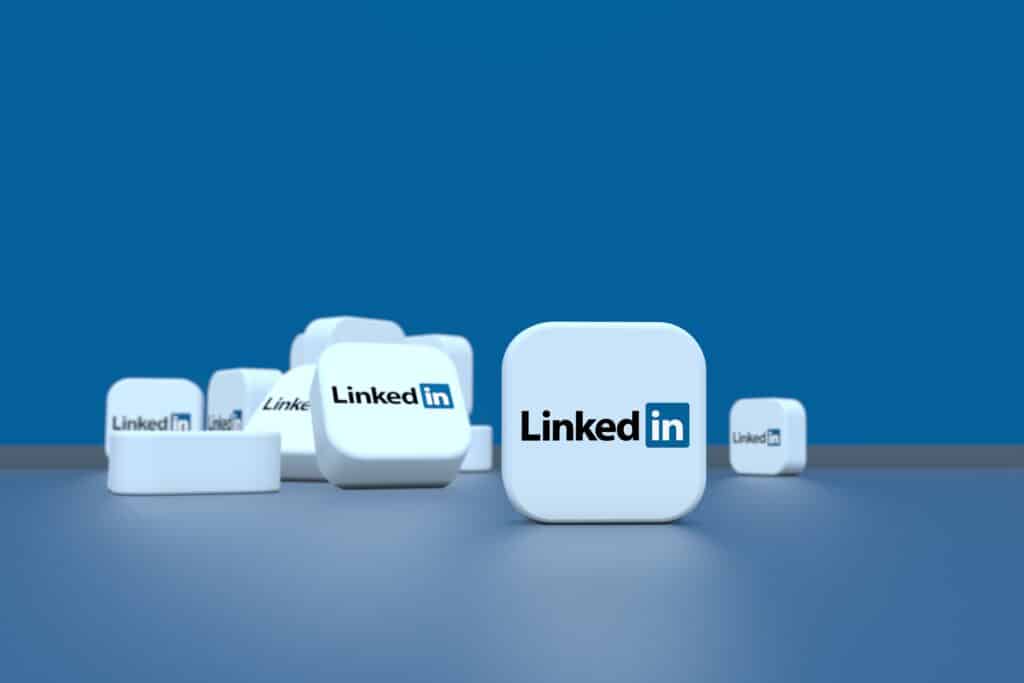linkedin-icons-auf-blauem-grund